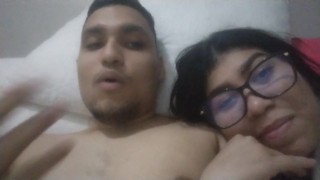 Pareja colombiana coquetea mientras hablan sobre trabajo. Amateur homemade COLOMBIA