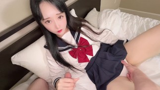 Colegiala japonesa con uniforme de marinero recibe una lección💯