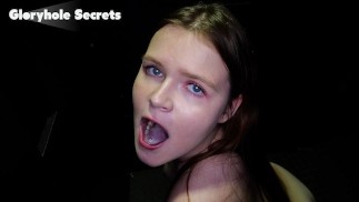 Hottie Brunetka wkłada usta do pracy w Gloryhole