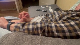 Masturbándose y gritando al final.
