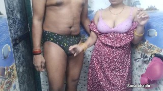 手コキをするインドのデジバビ。彼女のセクシーな青いパンティーに少年兼。パンティに中出し。