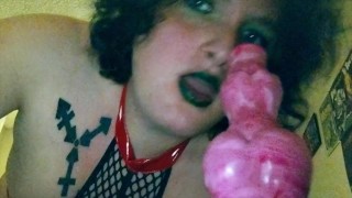 Transmädchen in Latex saugt an einem großen Werwolfschwanz
