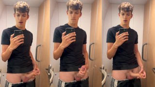 Hung twink Milo devient super excité dans le train et tire une grosse charge