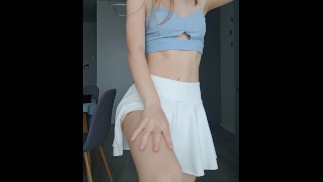 Une étudiante sexy en jupe courte montre ses charmes
