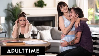 ADULT TIME - MILF Lexi Luna helpt stiefzoon focus met gratis gebruik poesje neuken tijdens studeersessie!