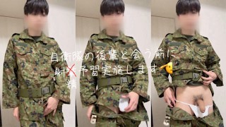 元自衛隊が久しぶりに戦闘服を着て触る姿