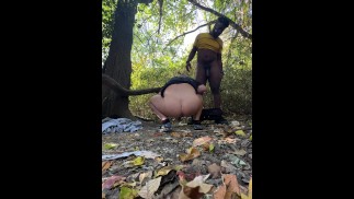 Sexe public interracial risqué sur les sentiers en bois ! À L’EXTÉRIEUR CREAMPIE ÉLEVAGE !