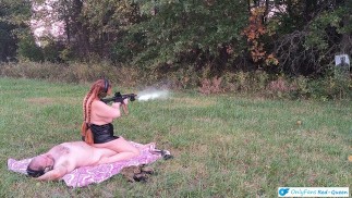 Ejercicios de disparo por estrés hardcore en el día de campo - Chica de campo pelirroja con un arma follando y disparando
