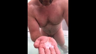 Naked Hot baignoire - Briser une noix dans ma main et avaler