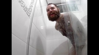 Regarde-moi sous la douche pendant que je te taquine en frottant ma grosse bite sur la porte en verre et en me branlant