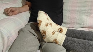 素人 Loulou 用她性感的脚趾给 sockjob