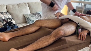 Curious bien membré séduit le masseur pendant le massage.