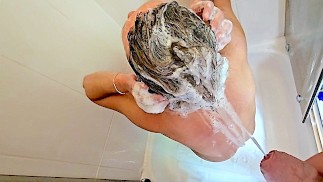 Hij plast op me als ik mijn haar was, helpt me bevochtigen Compilatie paar video's