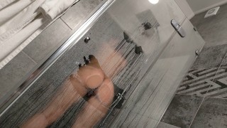 Espionner une MILF qui lave sous la douche