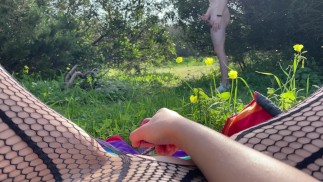 Detailní masturbace v křoví na pláži. Cizinec pomohl natočit video a trhl ke mně