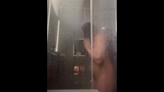 Femme enceinte sous la douche se touche