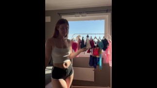 若い女の子のTina Marieは彼女の後のビデオ💦のために彼女の最新の衣装を試みます