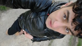Faire pipi en marchant sur le chemin