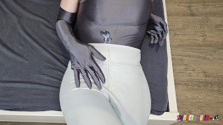 SpandexQueen vient deux fois et traite son sperme sur son legging en cuir blanc + corps de spandex gris