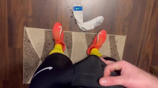 Branler et jouir dans des crampons de football et des chaussettes de foot par le biais de Nike pro