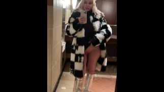 Gros seins blonde Tinder date montrant ce que vous obtenez si vous la ramenez à la maison