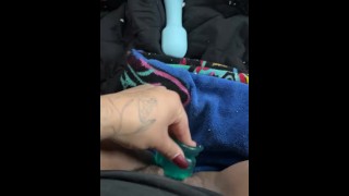 Amateur joue avec un gode et un vibromasseur seuls en public !!