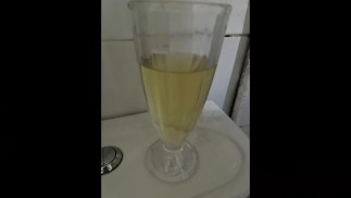 Pisser dans un verre et partout sur le siège des toilettes