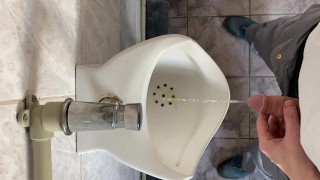 Pisser dans des toilettes publiques POV