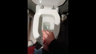 mec en jeans bleus se branle rapidement et jouit fort dans les toilettes d’un restaurant au bord de la route