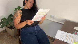 Carla громко игристая пукает в своем кресле!