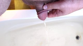 バスタブに放尿