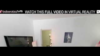 Solo blonde maigre fille Milka Way joue avec un jouet sexuel rose sur le canapé en VR.