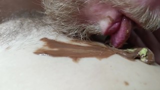 Kinky sexe dégoûtant et éjaculation avec du chocolat de Dubaï - couple pervers