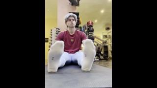 Femboyはかわいいレギンスで公共のジムで足を伸ばします