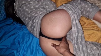 La universitaria Britanica Teen caliente y cachonda se hospeda en mi casa y la sorprendo acostada