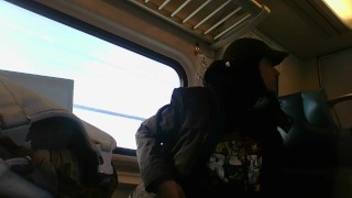 Masturbation solo dans le train en public