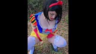 Snow White ne résiste pas à pisser dans la forêt !