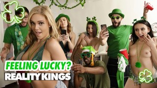 REALITY KINGS - Kali Roses, Kat Monroe et Miki Cruz chevauchent la bite de Logan devant leurs amis