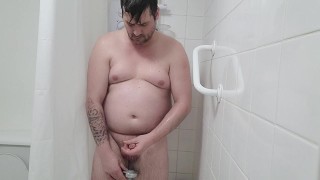 CHUBBYLAD PREND UNE AUTRE DOUCHE ET CUMS