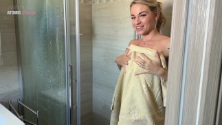 私の隣人は私がけいれんしているのを見つけて、彼女の口にそれを取ることにしました