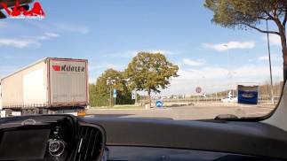 Milf opgepikt op de snelweg. Ik ben getrouwd, ik kan je alleen maar een pijpbeurt geven!