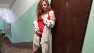 DATEZONE-あなたの妻は階段の吹き抜けで私を吸ってファックします