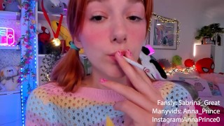 Cute, fille douce fumant