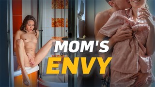 MOMMY4K。彼女が彼女のBFを家に連れて行ったとき、私はとても濡れて角質になりました