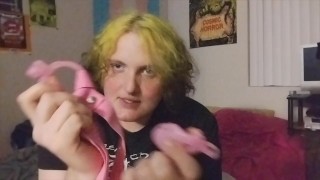 Transfrau in Übergröße zeigt, wie man einen Keuschheitskäfig benutzt