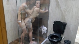 Así que esto es lo que le hace el hermanastro a su hermanastra en el baño.