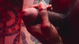 私はシャワーの下で私の大きなディックをジャークオフするためにダッチワイフが必要です、早朝に勃起したペニスを目覚めさせます!