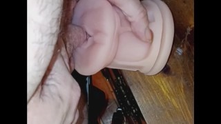 FTM Trans Man трахает фальшивую киску своим членом T до оргазма