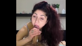 她想从我的鸡巴中得到很多精液