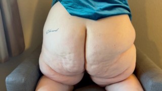 青いスエードのドレスを着た大きな戦利品熟女が騎乗位を試みる